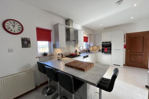 OPEN PLAN DINING KITCHEN/ SUN LOUNGE