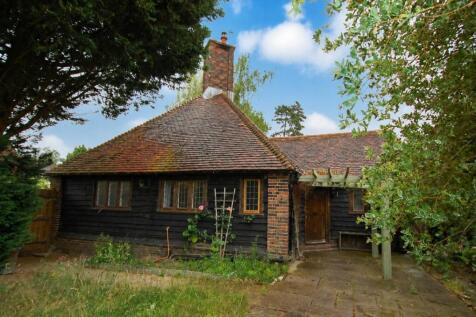 Two-bedroom detached lodge with a garage and stud