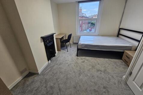 Bright, neatly presented single bedroom with a ...