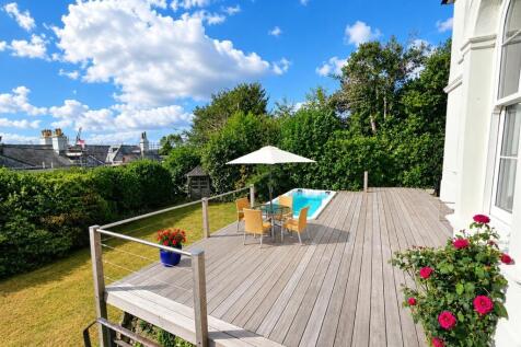 Deck and Jacuzzi.jpg
