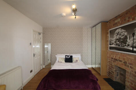 1 room available now in immaculate Student House