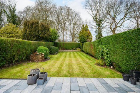 4 bed, 2 bath Detached in Sheffield - Photo 35