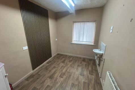 Retail Property (high street) to rent Image 5