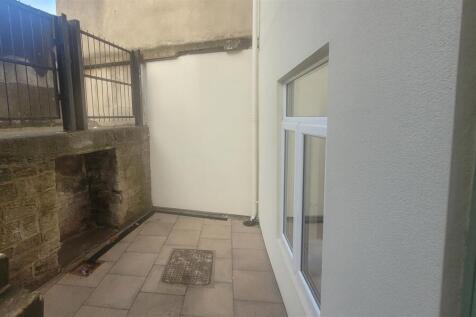 flat b 4 reg - courtyard pos.jpg