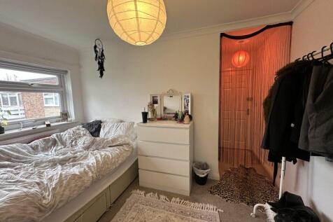 4-bed flat on Willow Bank Court - Fallowfield - £185 PPPW, £3,207/mo