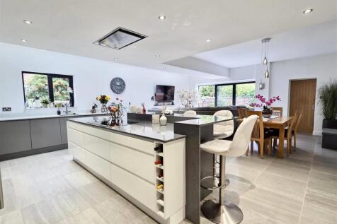 OPEN PLAN LIVING/DINING KITCHEN