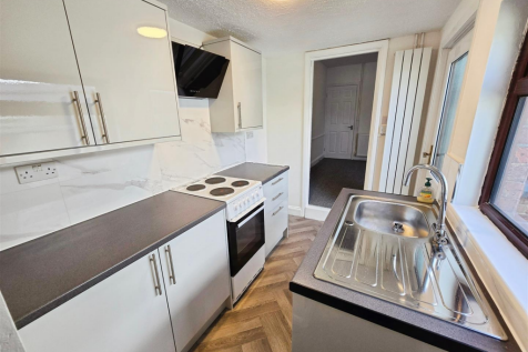 Irthlingborough Road, Finedon, Northants photo 5
