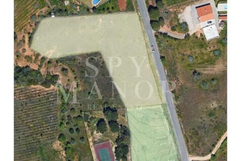 Aerial satellite map view outlining the borders of a 10,756 sqm plot for sale in Algarve. Premium villa building land near Praia da Marinha and Carvoeiro.