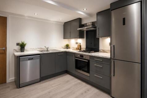 2 bed flat to rent Camberley Avenue, London SW20