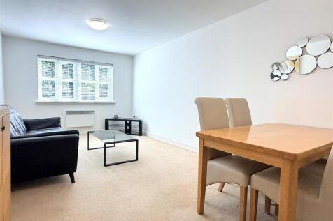 LOUNGE WITH DINING AREA