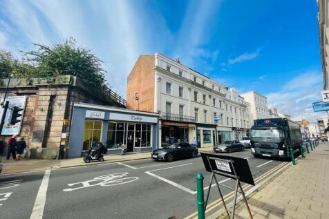 2-bed flat on Bath Street, Leamington Spa, £1,150/mo