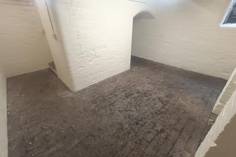 Swinegate,
Grantham,
NG31
 photo 5