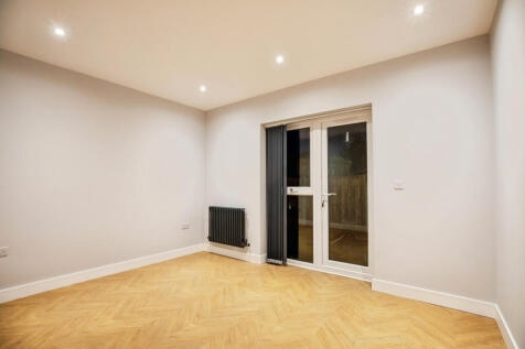 2 bed flat to rent Limes Grove, London SE13