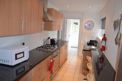 Available in SEPT  2027 - 4 Rooms in Bransford Road photo 2