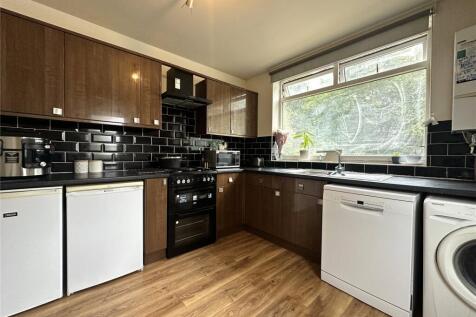 SPACIOUS 3 BEDROOM HOUSE
