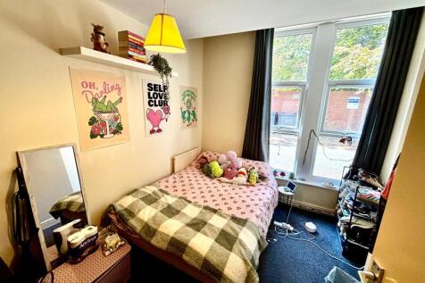 A cozy double bedroom featuring a comfortable b...