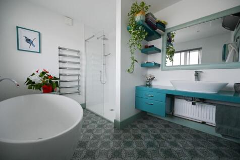 En-Suite Bathroom