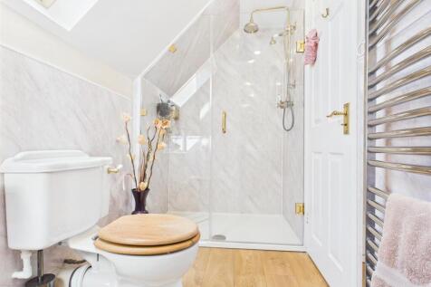 EN-SUITE SHOWER ROOM