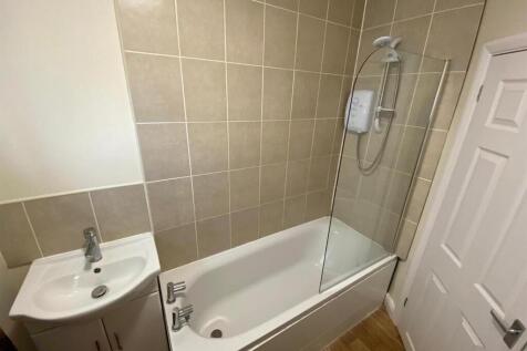 89a station Lane Bathroom.jpg