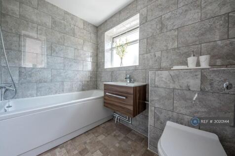 Sleek Tiled Family Bathroom 