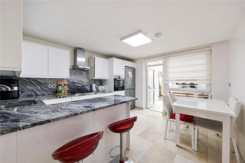 4-bed terraced on Yarmouth Crescent, London, N17, £3,500/mo