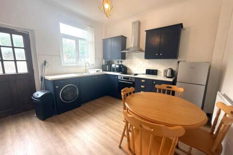 Shaw Road, Royton photo 4