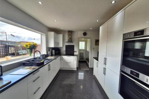 Kitchen/ Dining Room