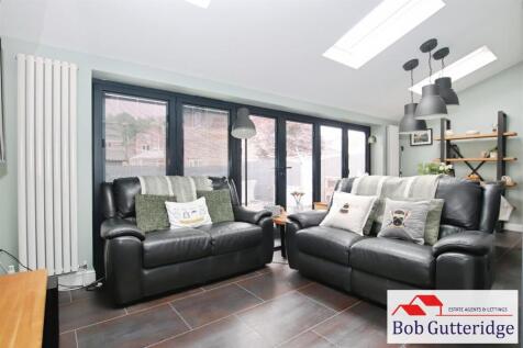 FAMILY ROOM / DINING ROOM