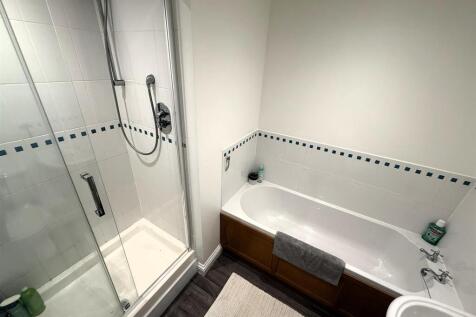 ENSUITE &amp; DRESSING ROOM