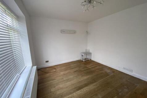 Martock Avenue, Westcliff-On-Sea photo 3