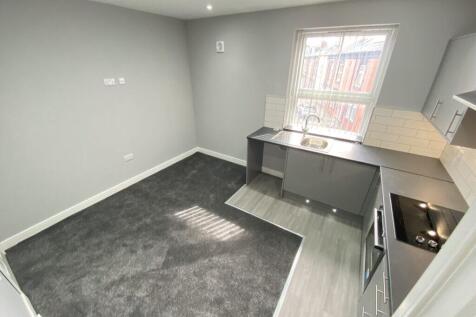 Flat B, Cross Green Crescent, Leeds, LS9 0DD photo 4