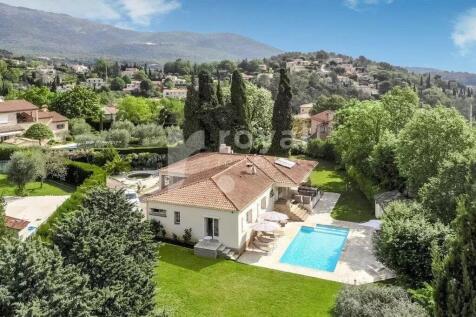 Aerial view of single-storey villa in Cabris set i