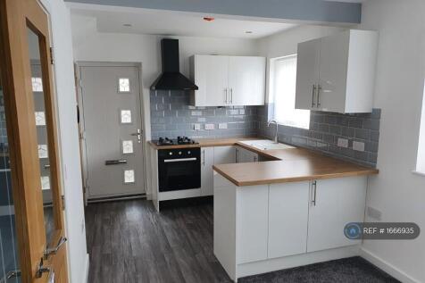 3-bed semi-detached on Astley Lane, Leeds, LS26, £1,200/mo
