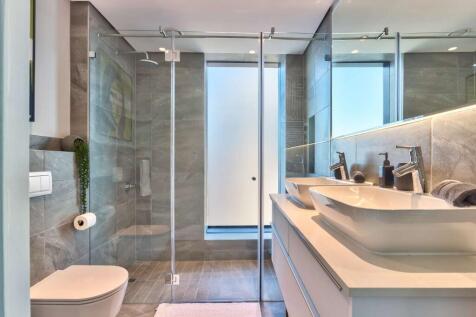 En-suite bath to bed 1