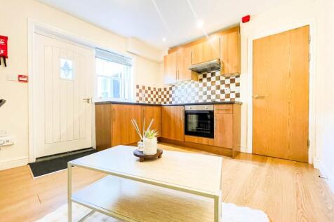 Flat 2 32 Stow-4