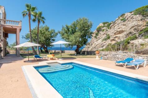 Terrace, pool and panorama ¿ Mediterranean lifestyle under open skies