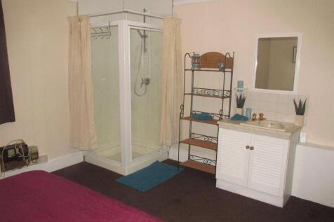 DOUBLE BEDROOM