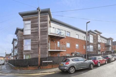 10 Lindsay Court, Lindsay Ave, HP12 3GF-14.jpg