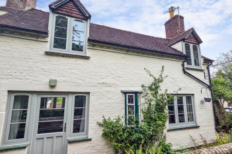 Three Bedroom Detached Country Cottage in Brosele