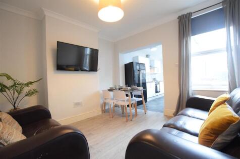 4-bed terraced on 27/28 - Ripon Street - Student House, £1,993/mo