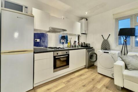 Two-Bedroom Flat to Rent ¿ Clapham North