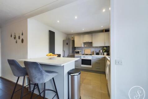 2-bed flat on Kingfisher Way, Leeds, £1,200/mo