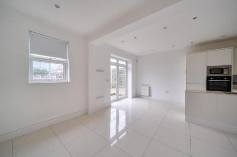 Kitchen ans Dining Area