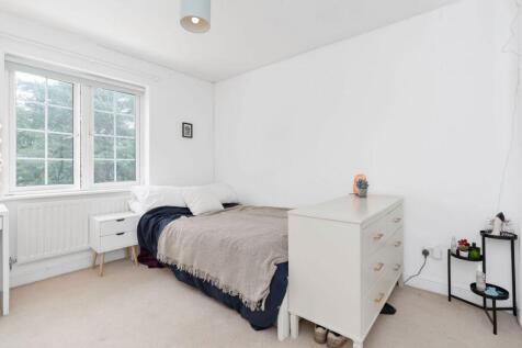 4 bed, 2 bath Detached in Leeds - Photo 15