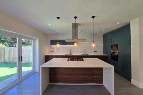 Spacious Four-Bedroom Detached Family Home with S