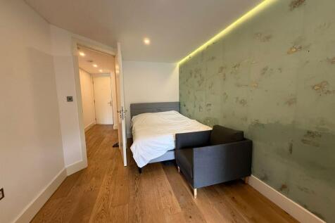 Commercial Road, Aldgate East photo 3