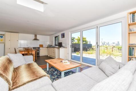 Lounge/ Kitchen