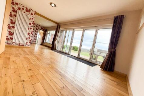 4/5 Bedroom House - Grove Court photo 3