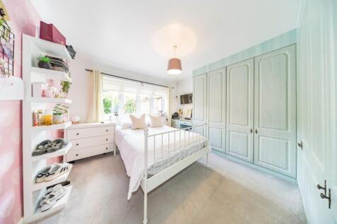 31 The Meadows bedroom 2.jpg