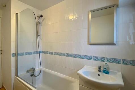 Flat 3, 56 Fore Street Bathroom